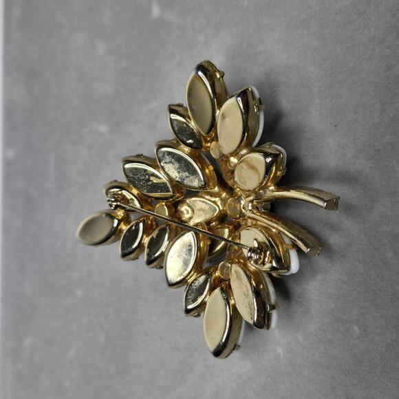 Vintage Glass rhinestone Brooch White Gold Fluss Cabochon Prong Set Tiered Leaf - Picture 7 of 9